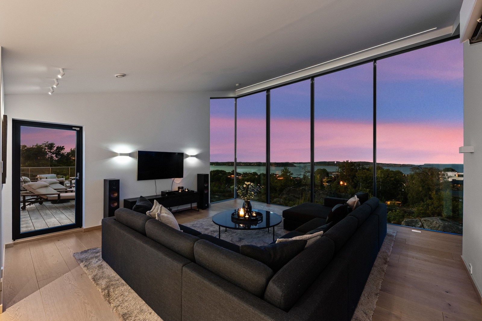 Boligen har flere stuer med flotte utsiktsforhold. Vindu fra gulv til tak og ekstra takhøyde. Galleribilde