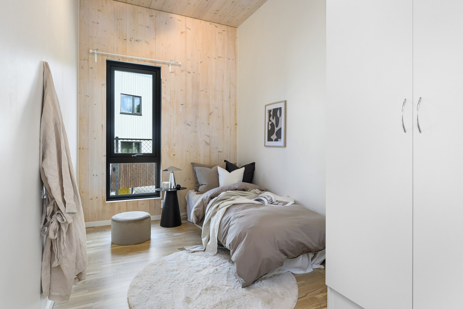 Soverom 2 er noe mindre, men har rikelig med plass for seng, garderobe og barnelek. Galleribilde