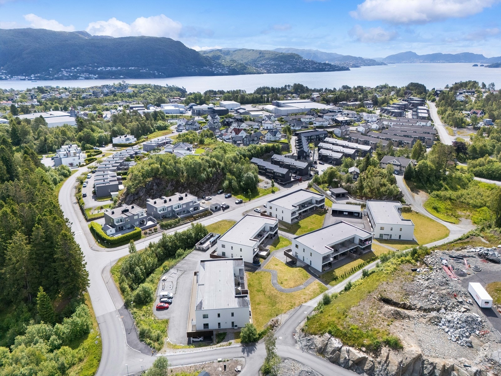 Fra eiendommen er det kort vei til nærmeste barnehage og en kort kjøretur unna finner man Frekhaug med dagligvarebutikker med mer. Galleribilde