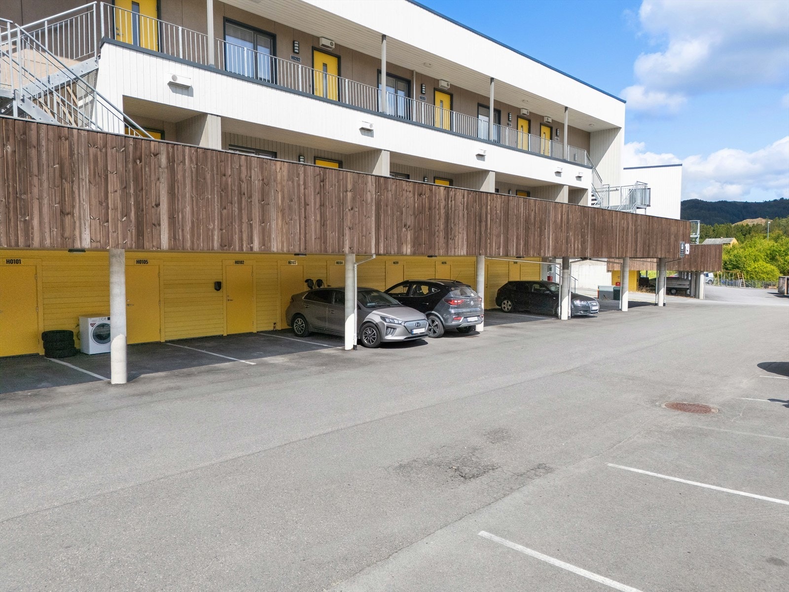 I underetasjen har man egen parkeringsplass og sportsbod. Galleribilde