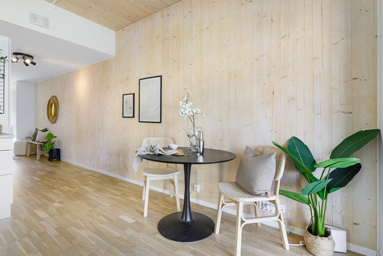 En moderne bolig med detaljer i hvitbeiset tre. Galleribilde