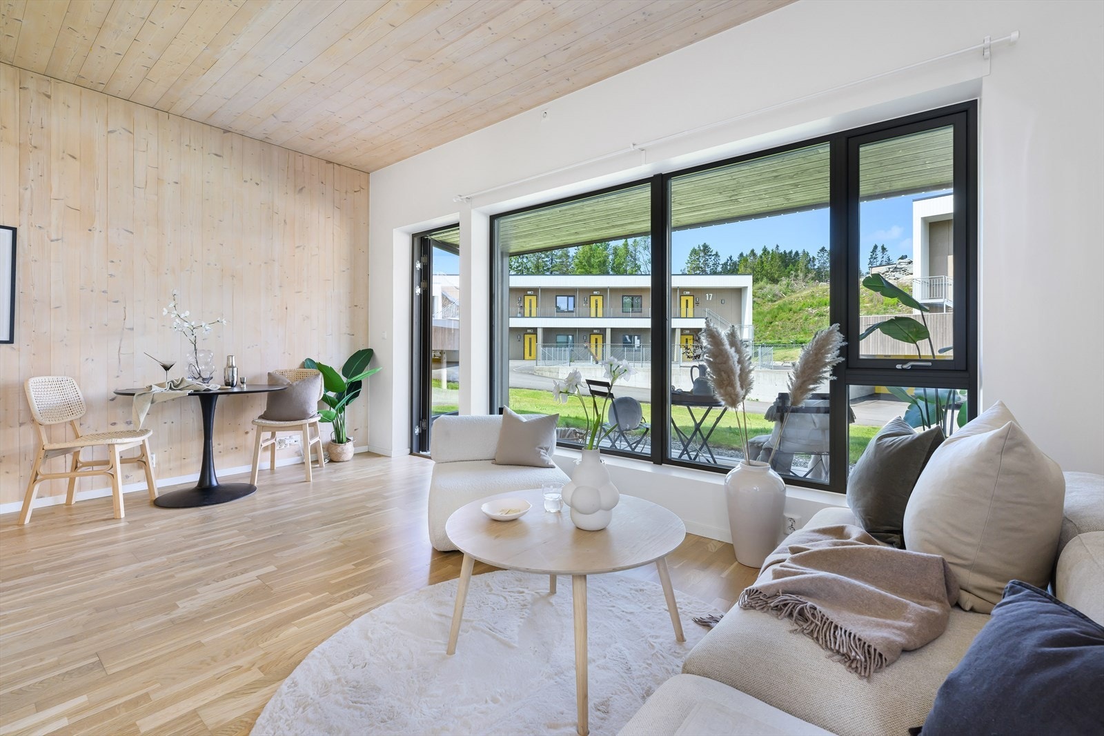 Stuen har fint plass for sittegruppe så vel som spisebord. Galleribilde