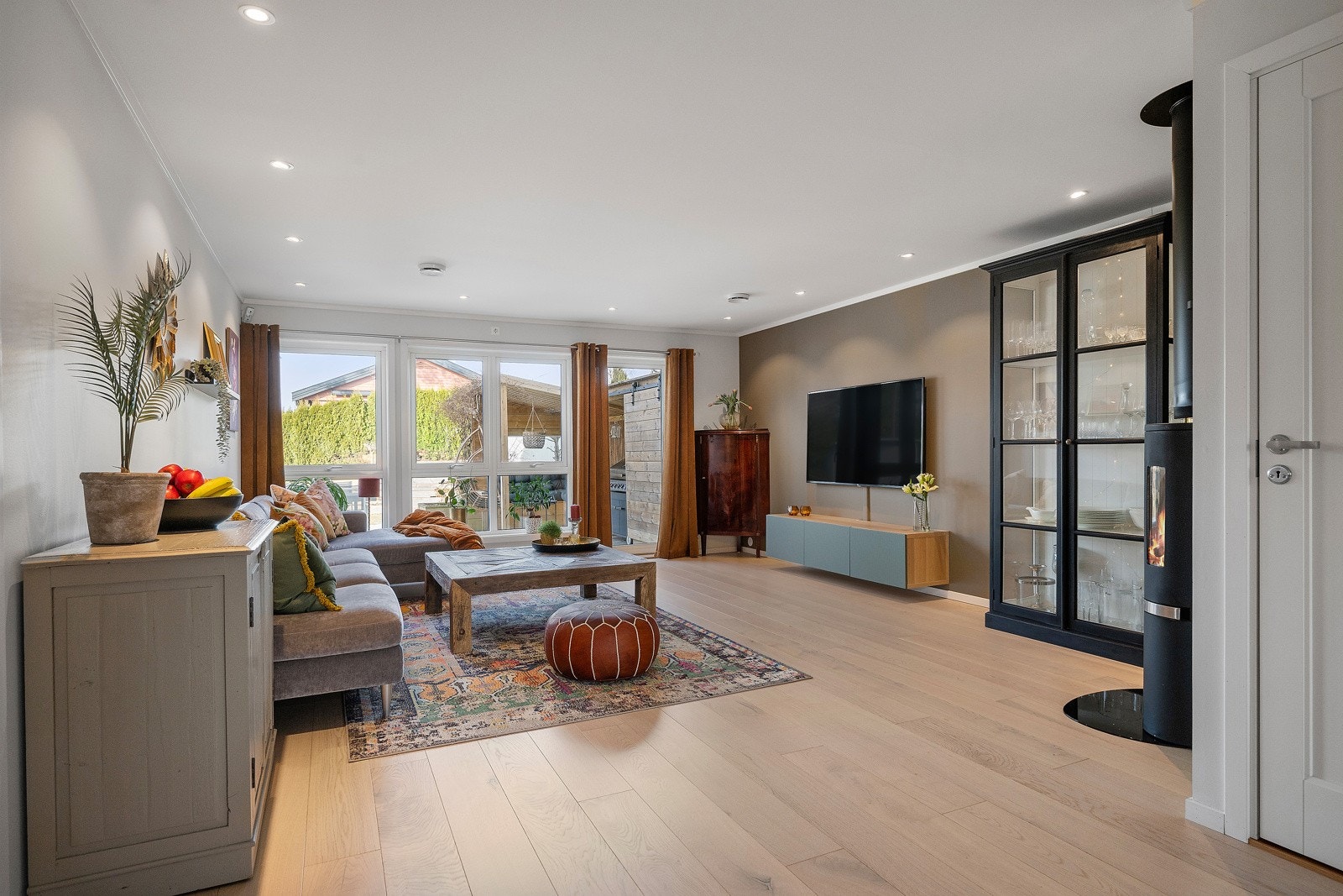 I boligens hovedetasje ligger et flott allrom med stue og kjøkken i åpen løsning, og likevel i adskilte soner. Galleribilde