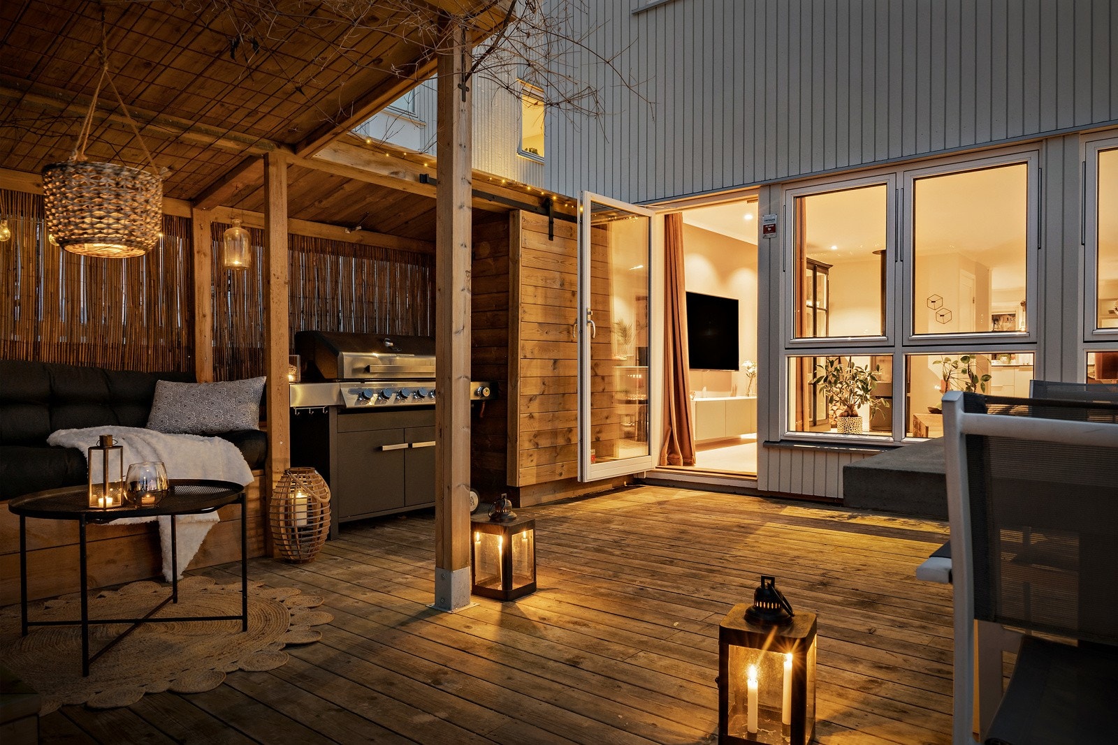 Utenfor stuen er det markterrasse på ca. 81 kvm, som ble oppgradert med ny utestue i 2023. Galleribilde