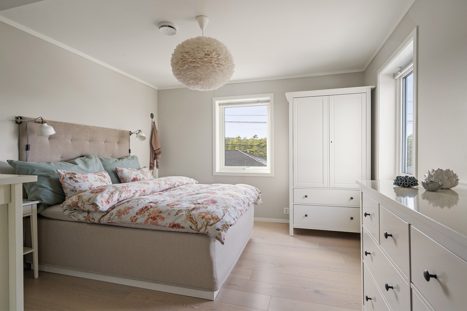 Innbydende hovedsoverom med god plass til dobbeltseng. Galleribilde