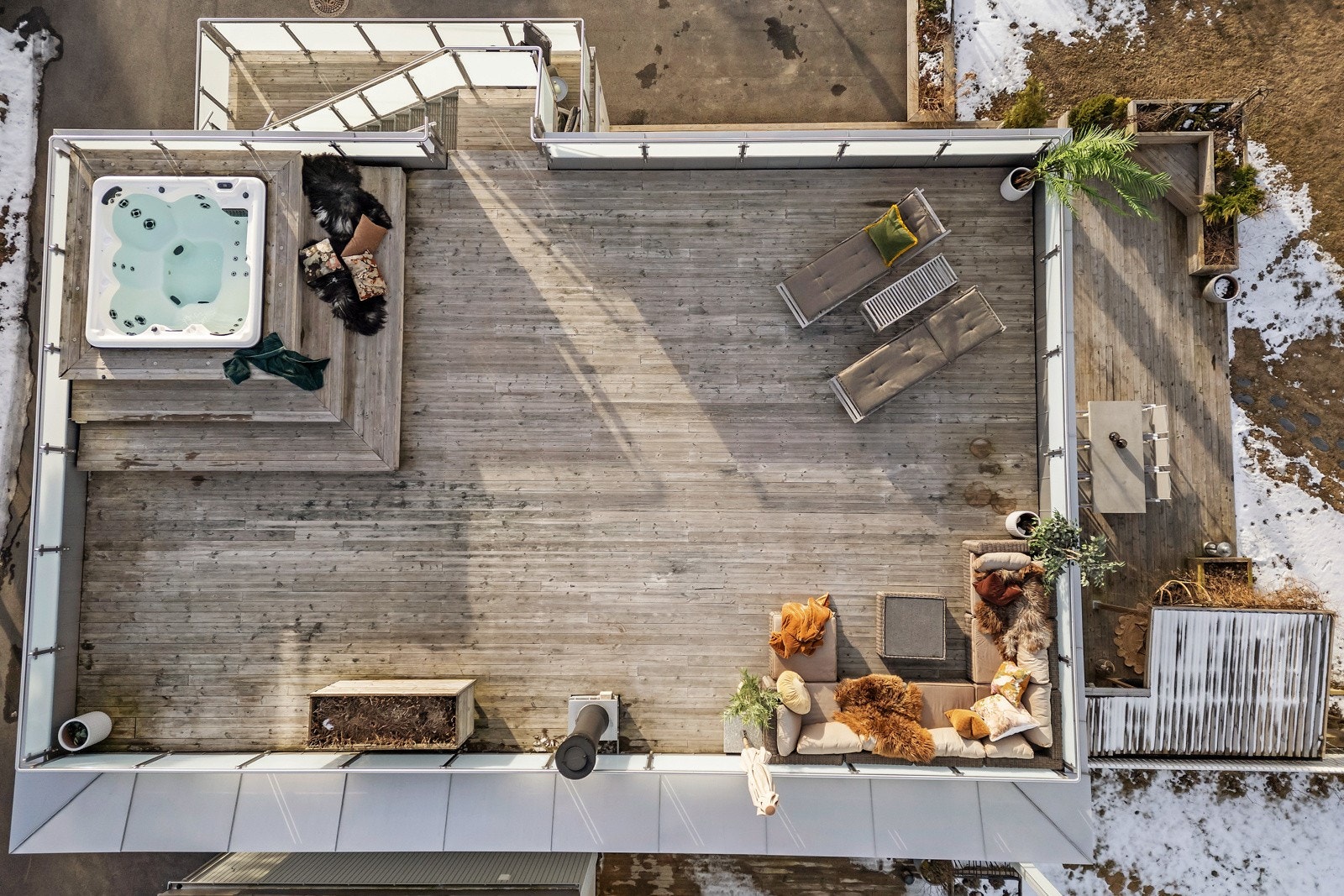 Takterrassen byr på upåklagelige solforhold, flott utsikt over området og god plass til møblering. Galleribilde