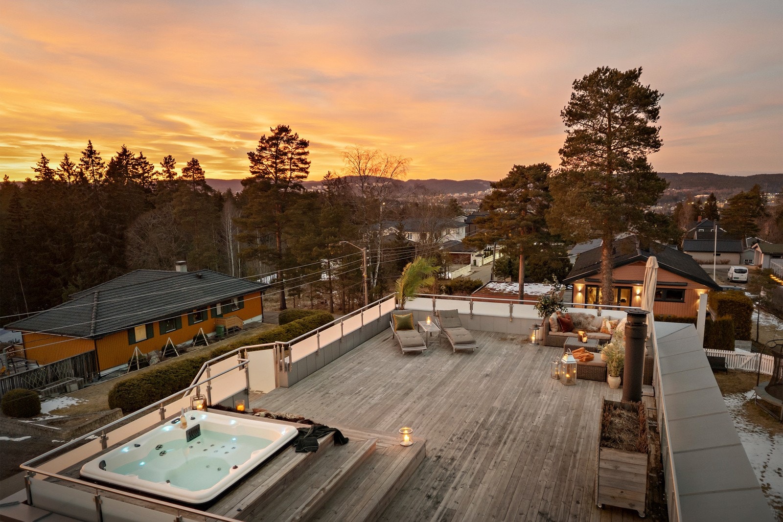 Eiendommen byr bla. på nydelige uteområder med 82 kvm takterrasse, markterrasse og stor hage. Dobbelgarasje integrert i huset. Galleribilde