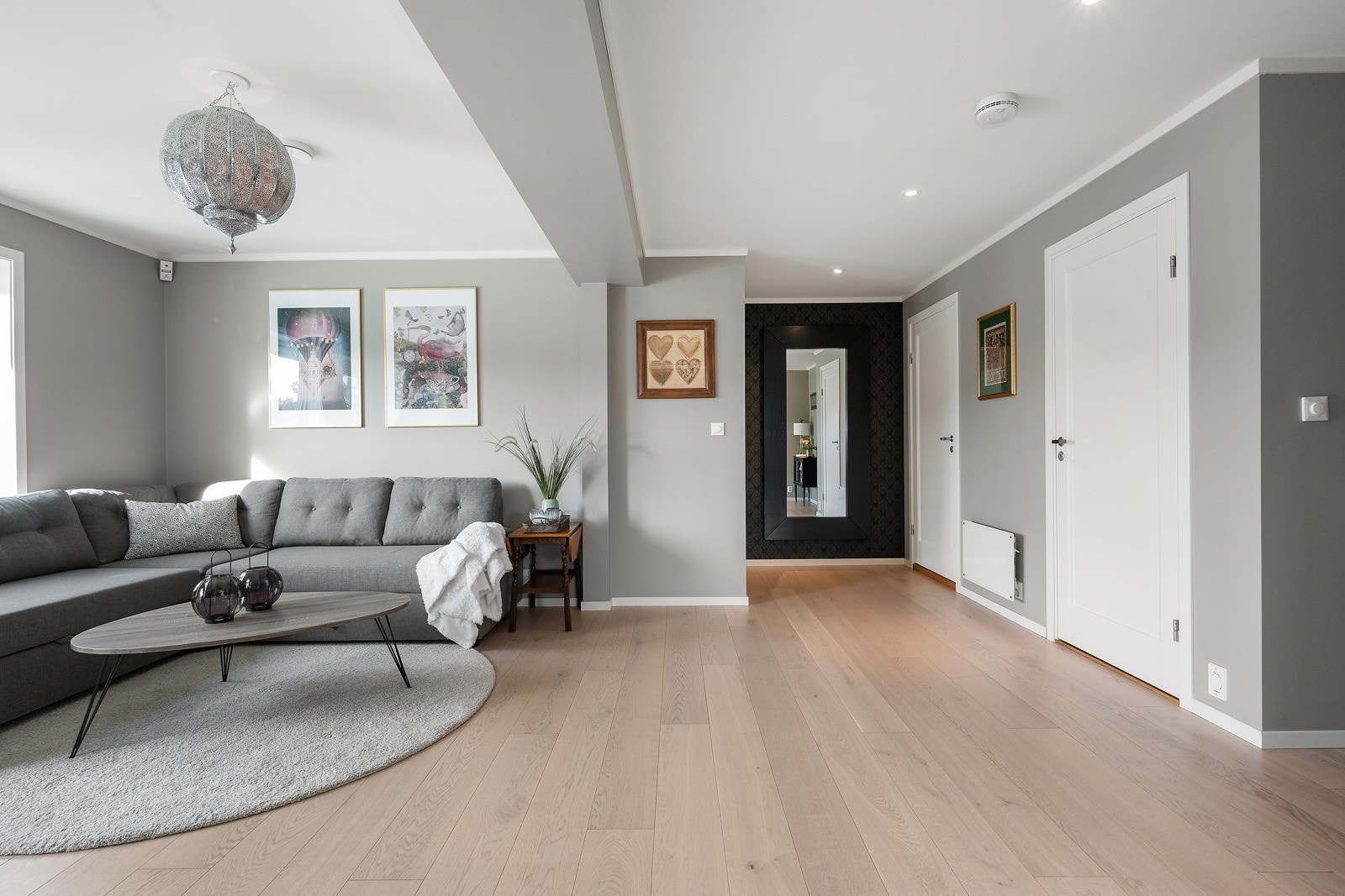 Fra stuen er det utgang til takterrasse på ca. 17 kvm, med trapp opp til den store takterrassen. Galleribilde