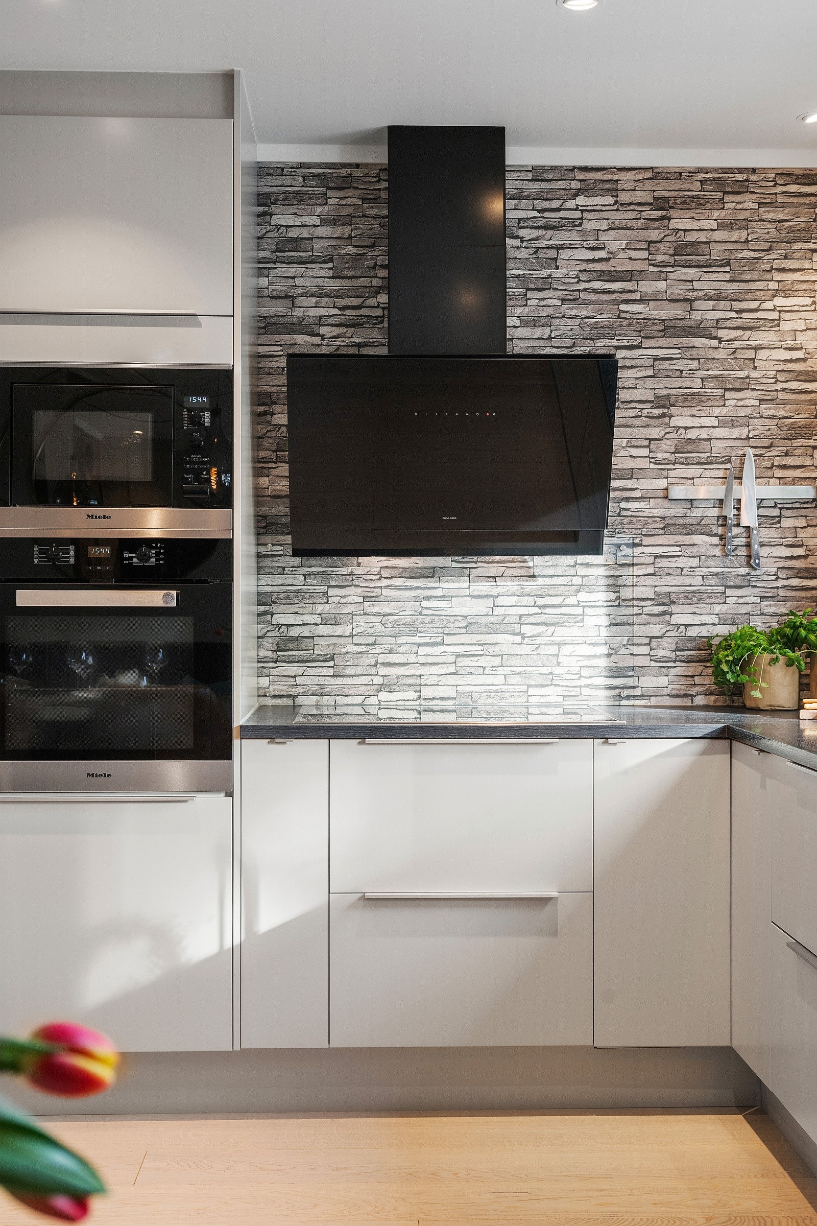 God belysning fra downlights i taket, og naturlig lysinnslipp fra vinduet over benken. Galleribilde