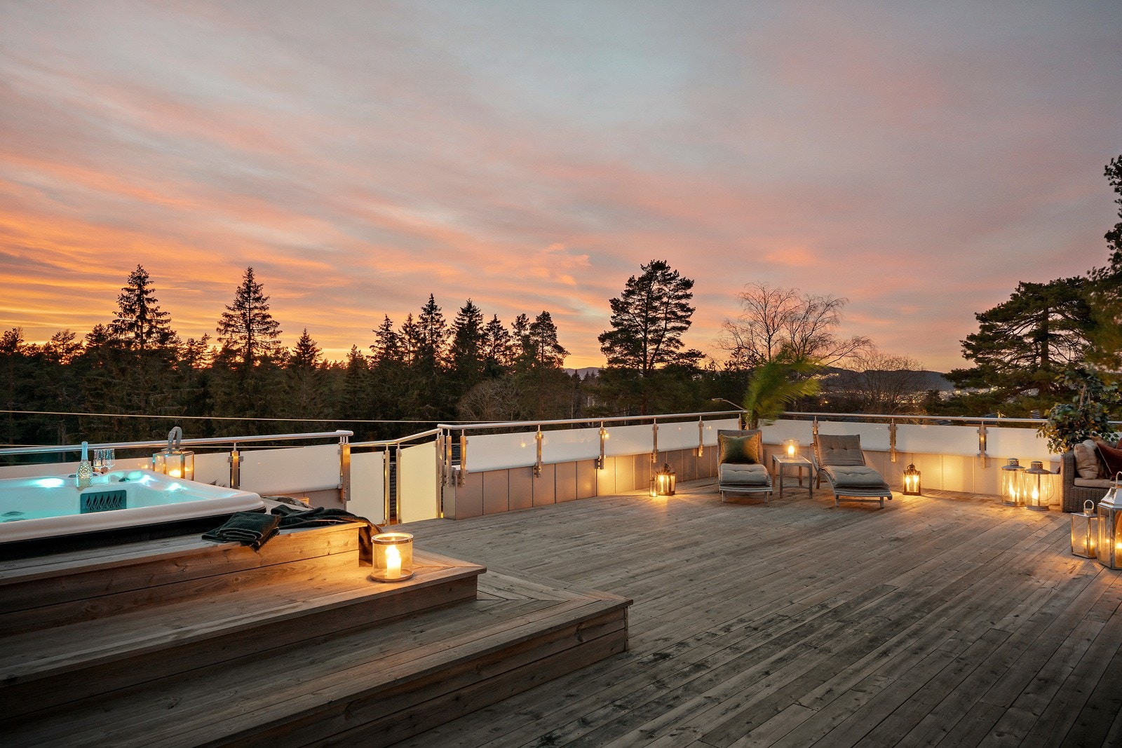 Terrassen har plass til å samle hele familien, med mulighet for utelounge, spiesplass og solsenger. Galleribilde