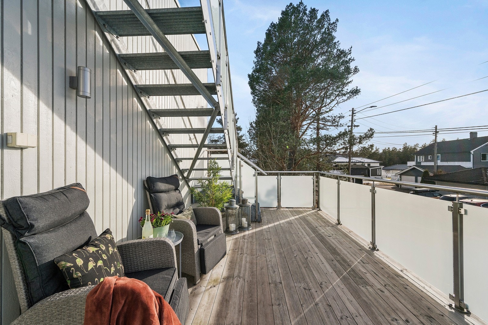 Takterrasse på ca. 17 kvm utenfor stuen i 2.etasje og over garasjen. Herfra går trappen opp til øverste takterrassen. Galleribilde