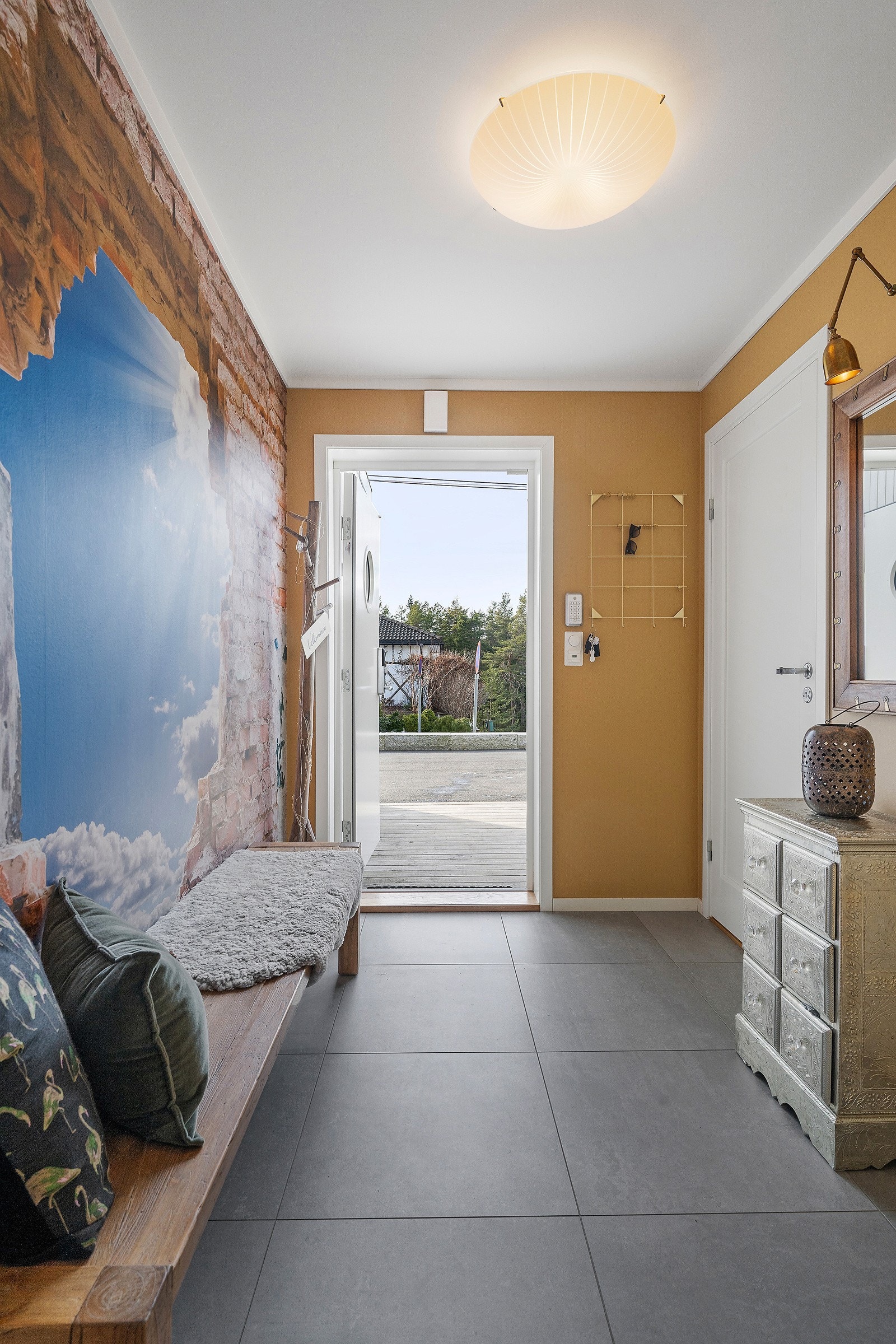 Det er trinnfri adkomst inn til entreen, og her møter du et romslig og hyggelig rom med flislagt gulv og gulvvarme. God plass til lagring av yttertøy i entré og vaskerom. Galleribilde