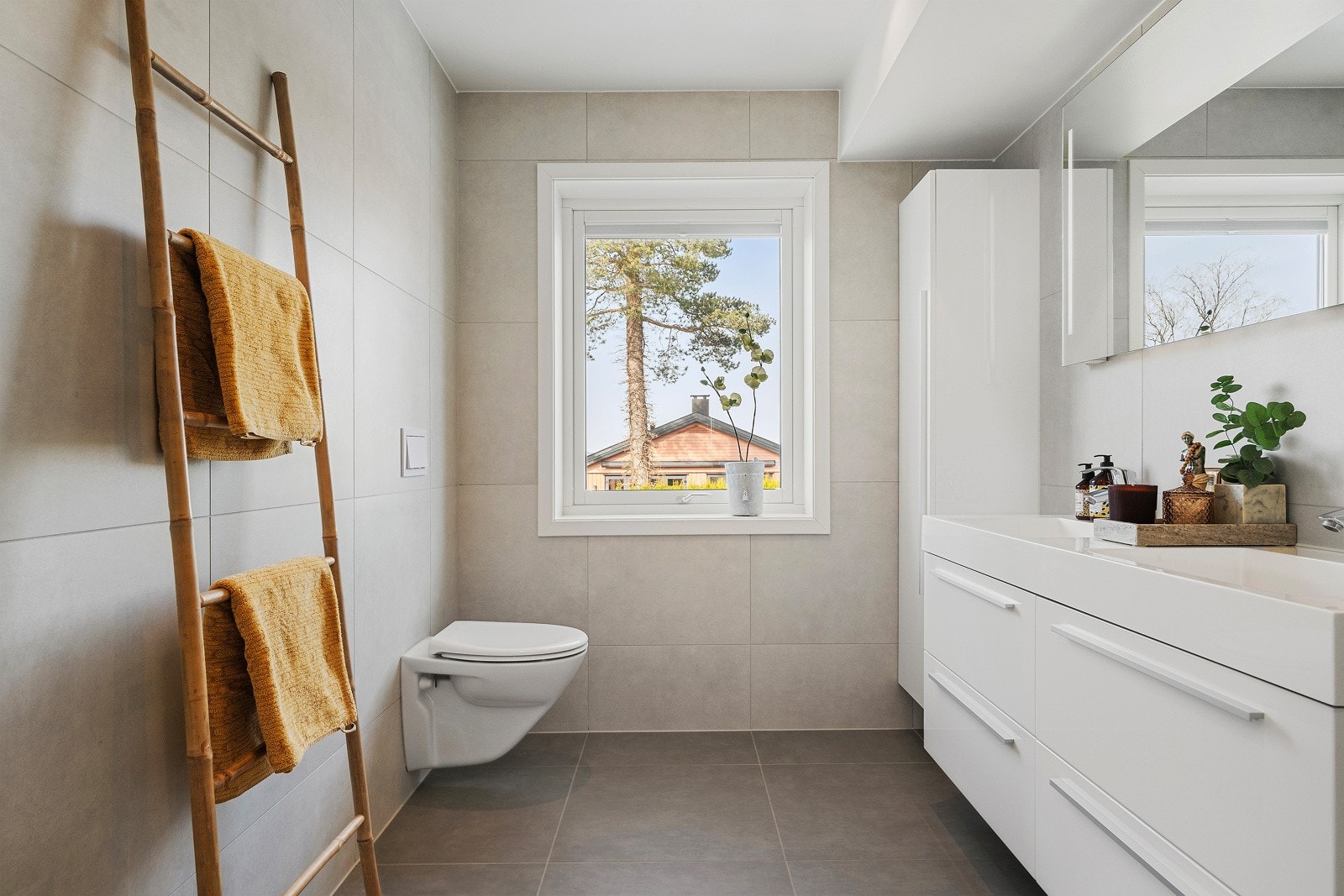 Badet har stor innredning med god lagringsplass,speil m/lys, toalett og dusjhjørne. Galleribilde