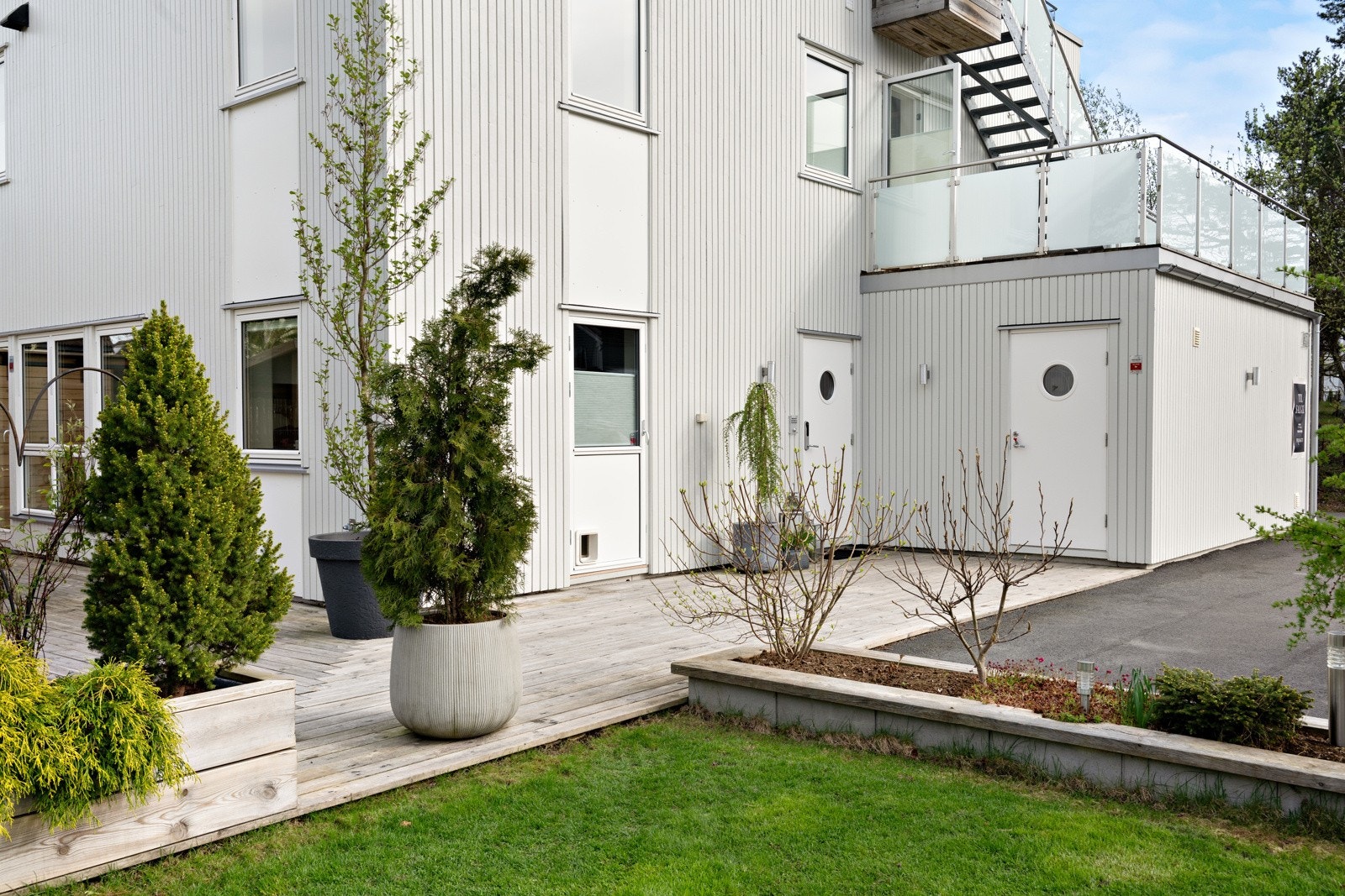 Enkel adkomst fra garasje til huset, samt egen inngang direkte til boligens vaskerom. Galleribilde