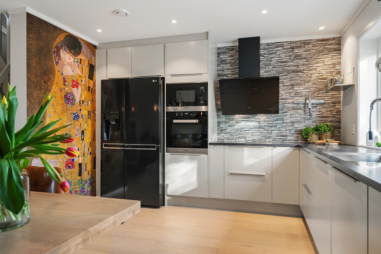 Kjøkkenet har innredning fra Norema, med slette fronter, laminat benkeplate og helintegrerte hvitevarer som medfølger i salget. Galleribilde