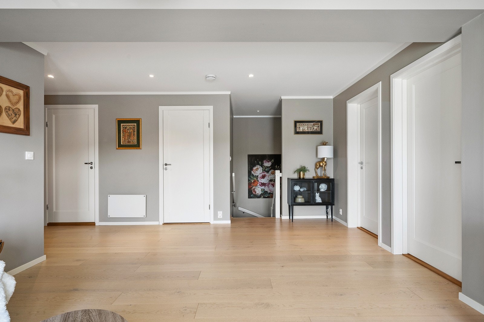 I 2. etasje er det familietilpasset planløsning med 3 soverom (ett med walk-in), bad og bod. Galleribilde