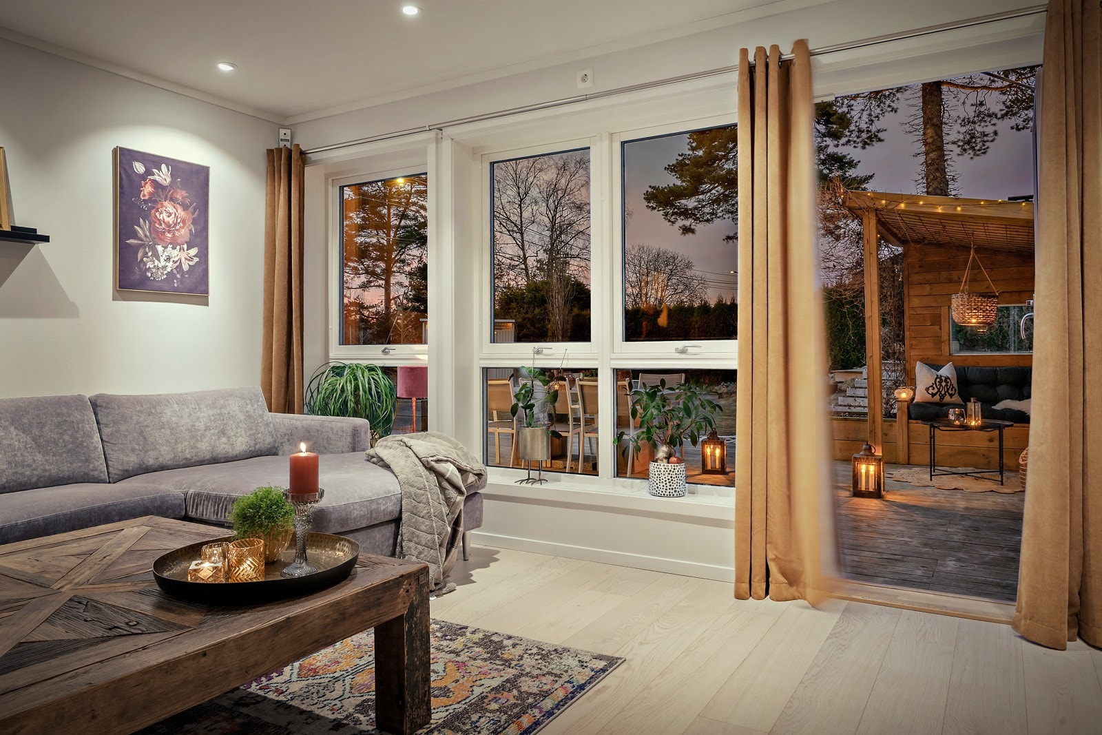 Koselig kveldsstemning med utsikt mot terrassen og hagen. Galleribilde