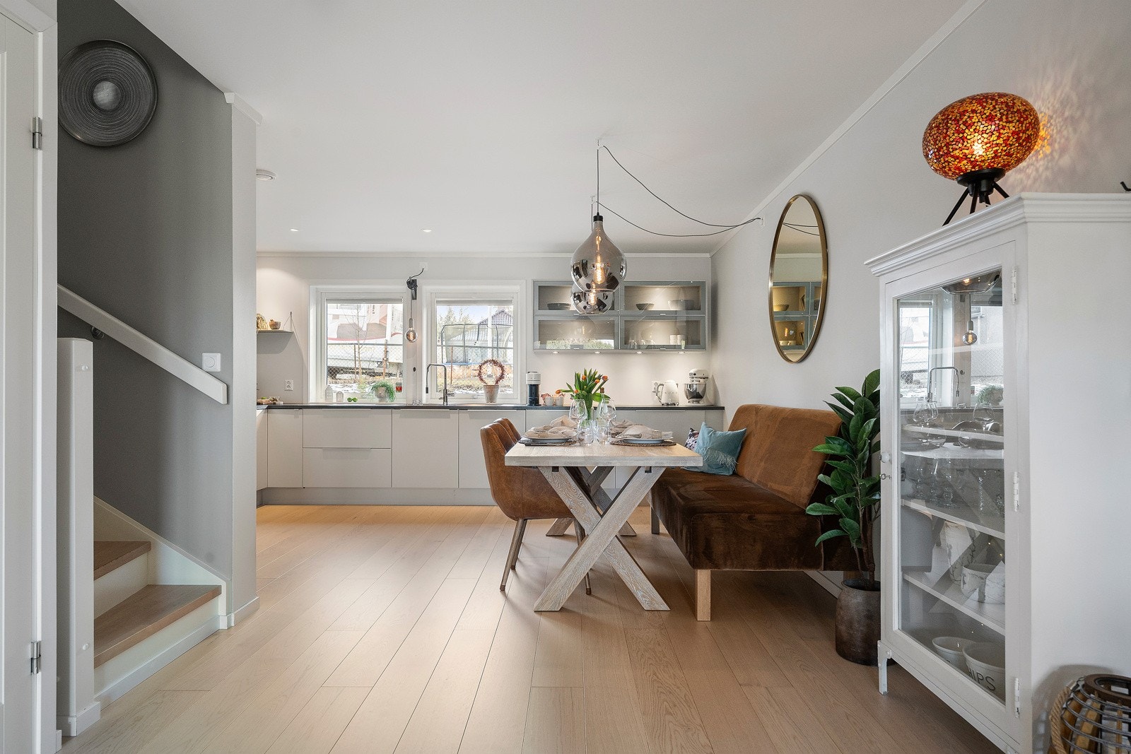 Boligen har et romslig kjøkken innerst i allrommet, med plass til spisebord i tilknytning. Galleribilde