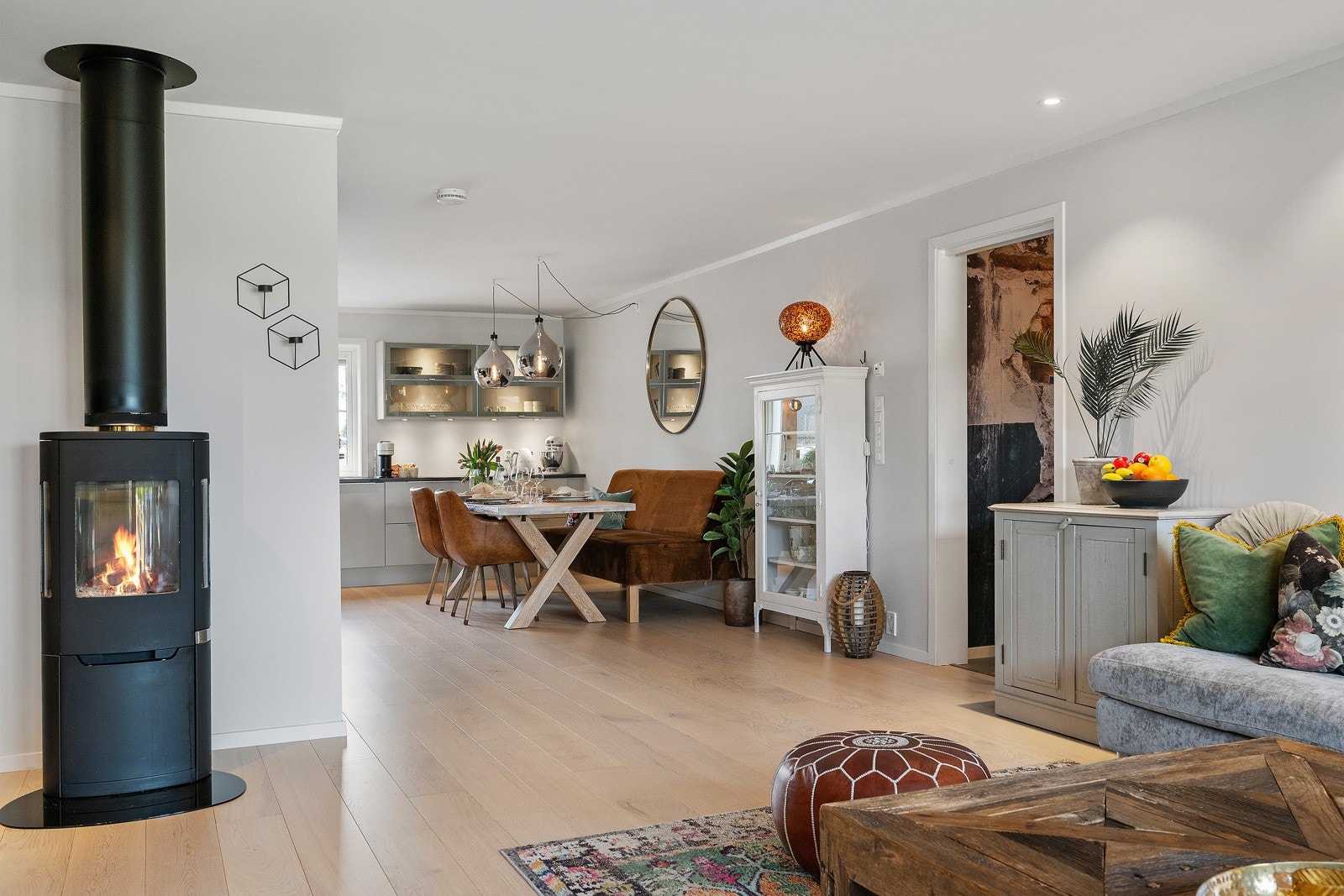 Åpent og sosialt med plass til sofagruppe og spisebord i egne soner. Galleribilde