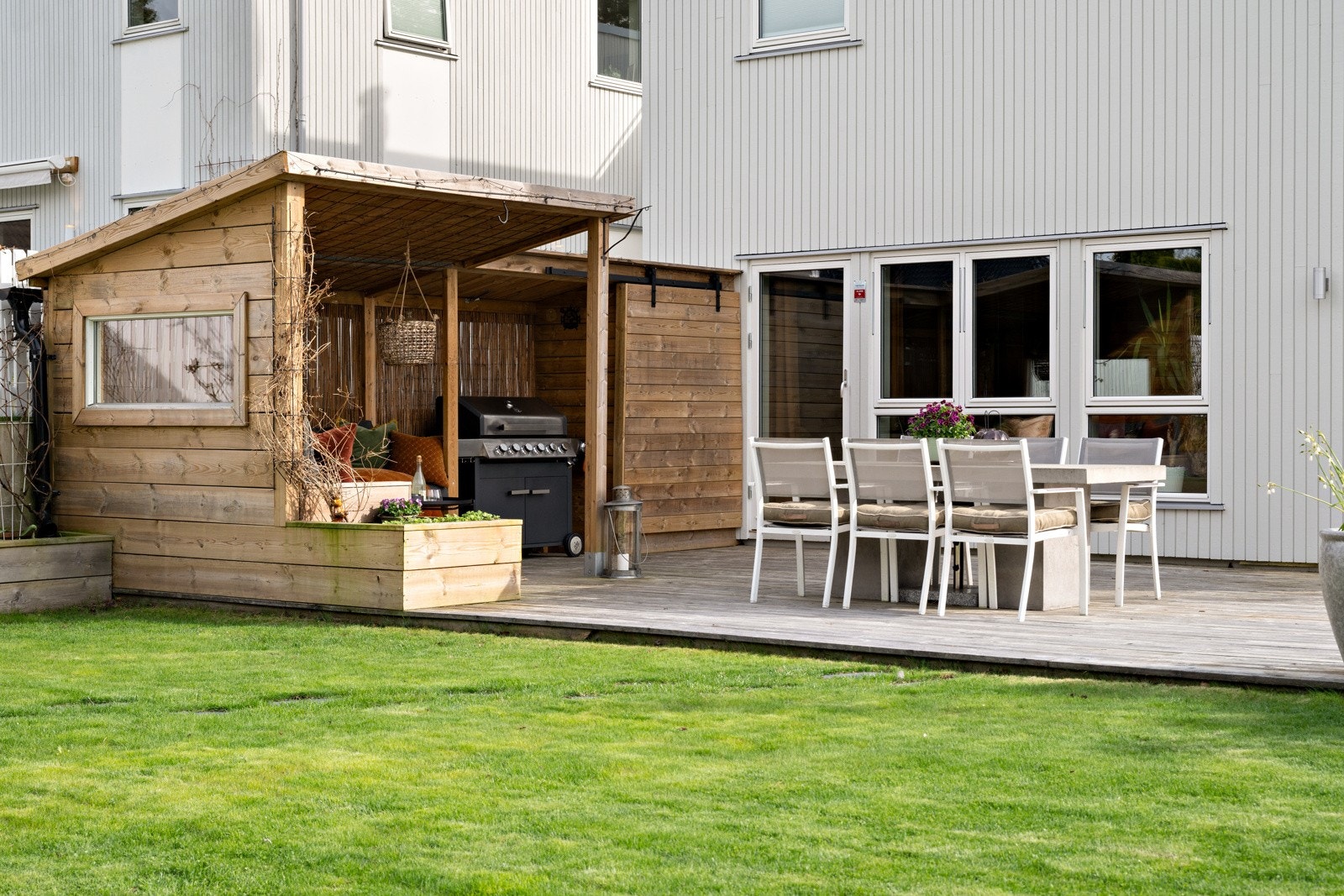Nydelig hage med god plass til både lek og avslapping. Hyggelig utestue ble etablert i 2023. Galleribilde