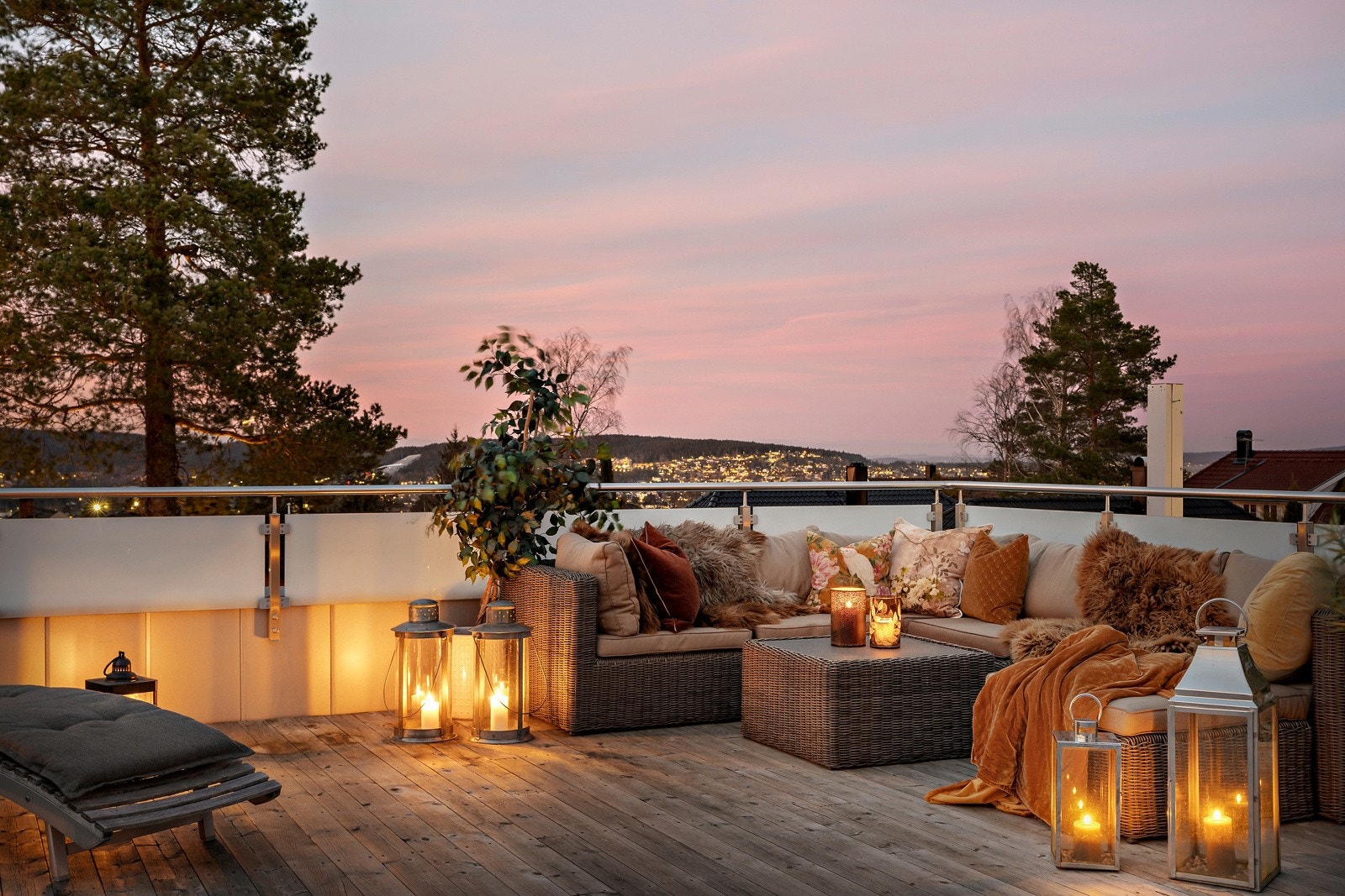 En usjenert uteplass med strålende sol- og utsiktsforhold. Galleribilde