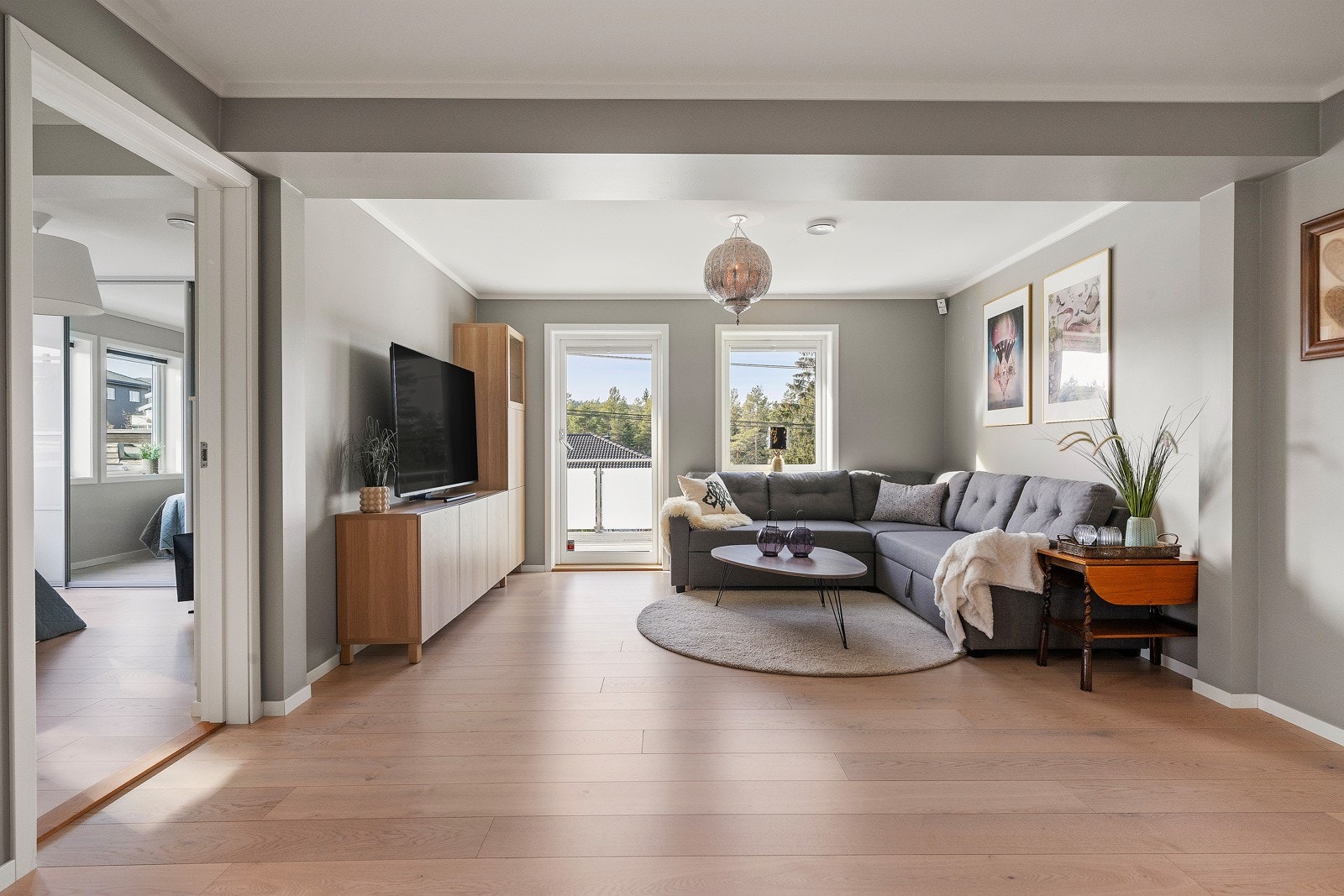 Oppe i boligens 2. etasje ligger ytterligere en romslig stue med mulighet for egen tv-stue eller lekerom til barna i huset. Galleribilde