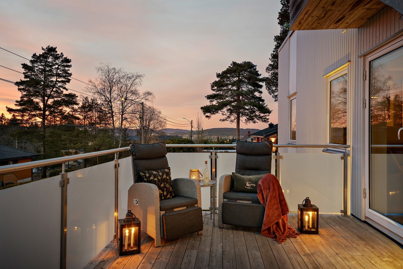 Denne takterrassen er sydvestvendt og byr på sol fra tidlig formiddagen og til godt utpå kvelden. Galleribilde