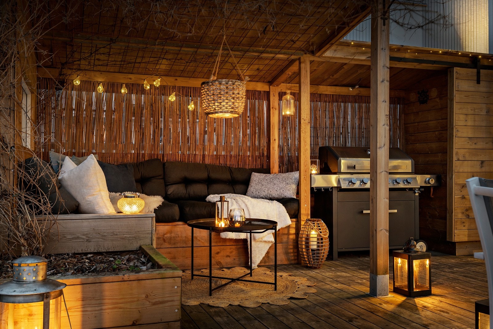 Her er det mulighet for lun og koselig sitteplass og grill. Terrassen ligger ut mot en stor og pent opparbeidet hage. Galleribilde