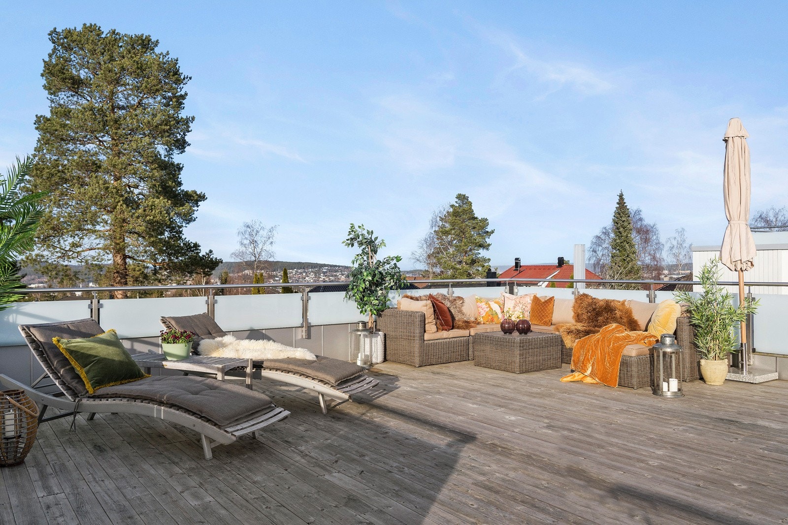 Terrassen har tredekke og frostet rekkverk i glass som gir god skjerming mot innsyn. Galleribilde