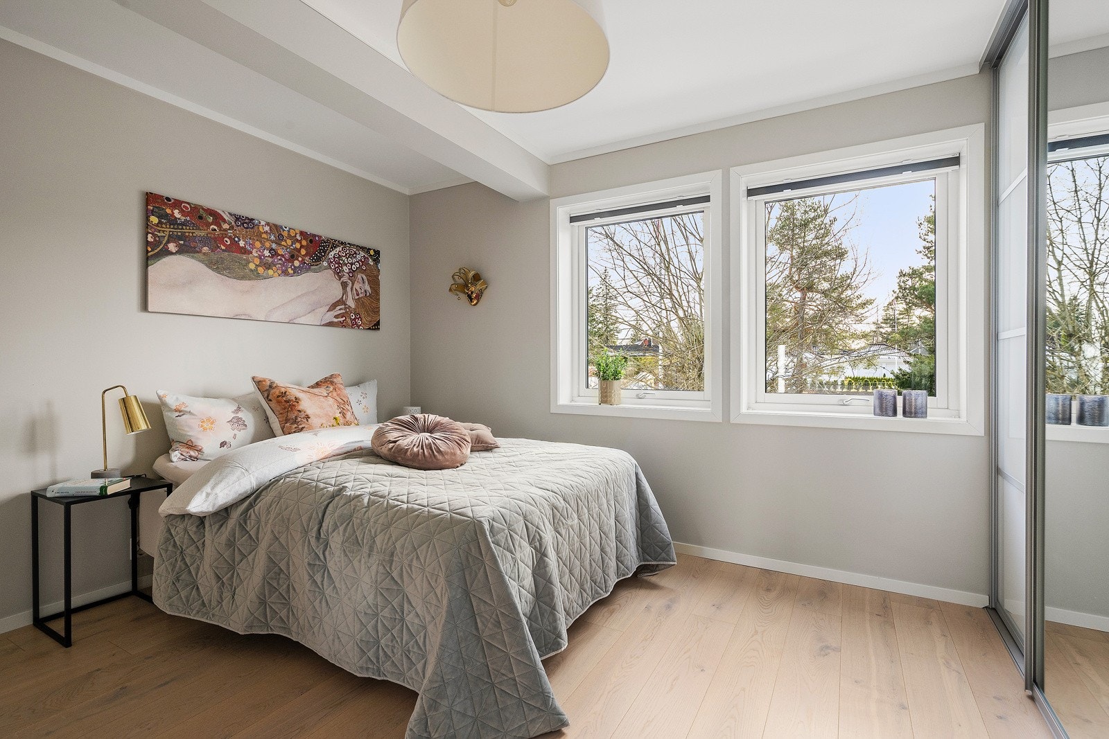 Store og fine rom malt i rolige farger, med plass til dobbeltseng. Galleribilde