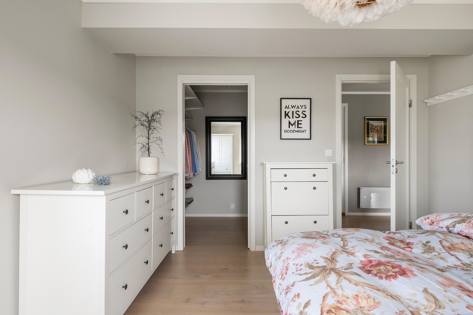 Hovedsoverommet har tilknyttet walk-in closet med innredning. Galleribilde