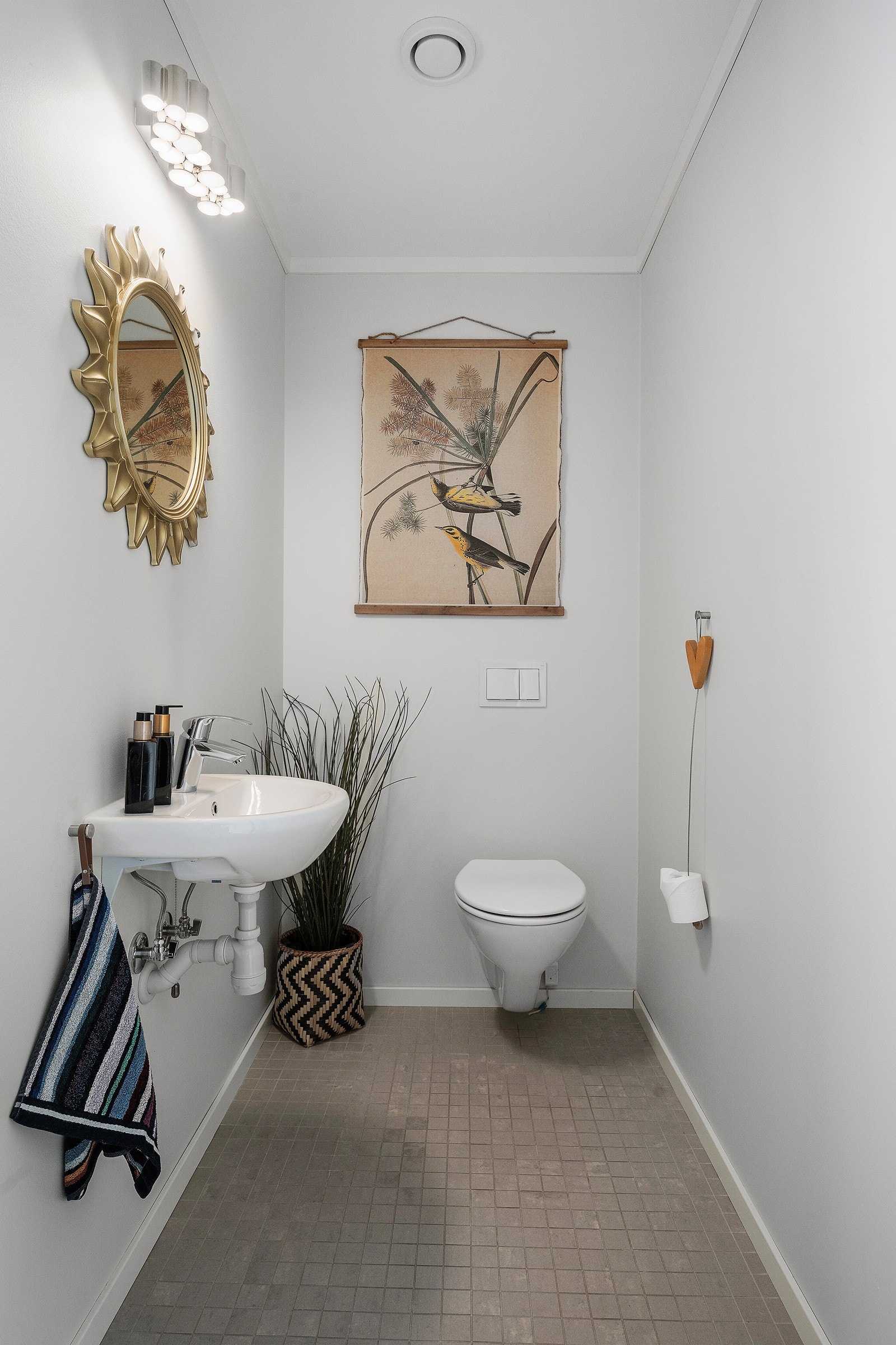 Fra entreen er det også adkomst til gjestetoalett. Galleribilde