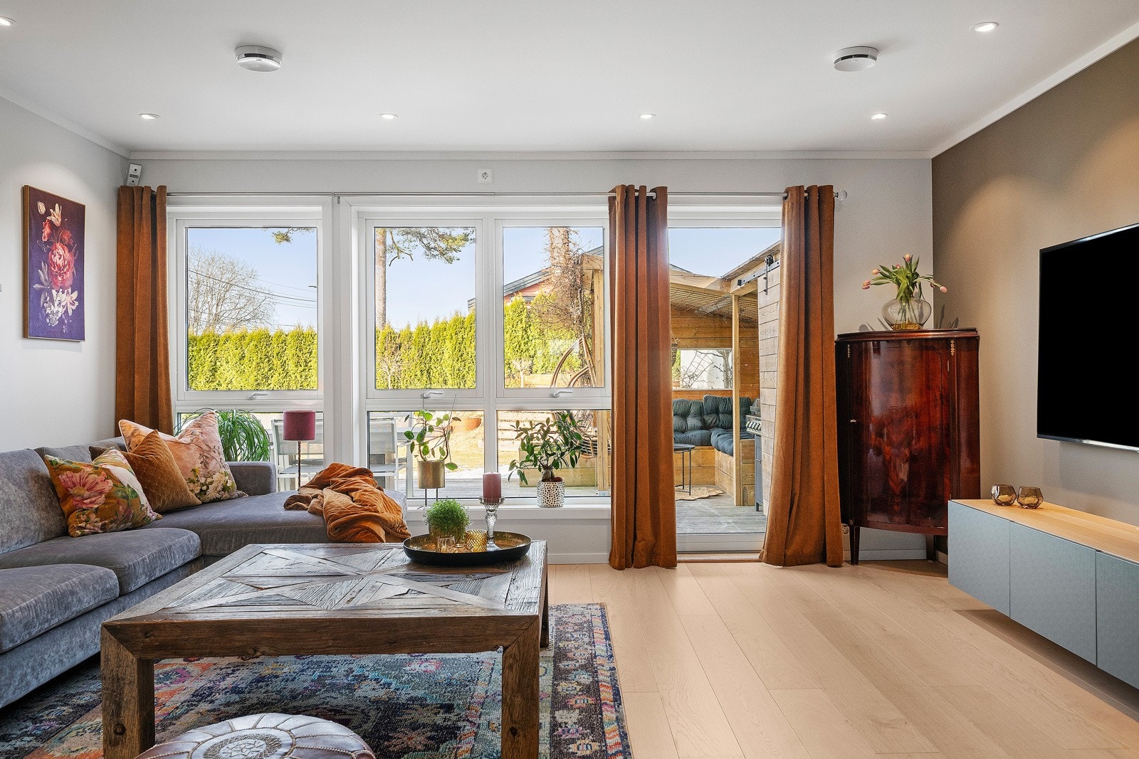 Det er godt gjennomlys fra begge sider av rommet, og fra stuen kommer du ut til terrassen og hagen på bakkeplan. Galleribilde