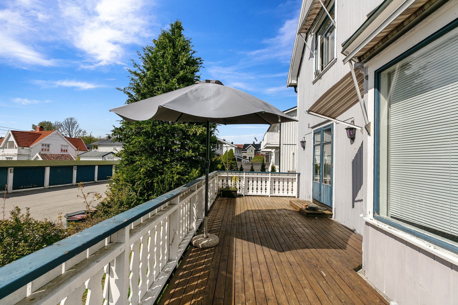 Terrasse med inngang til stue Galleribilde