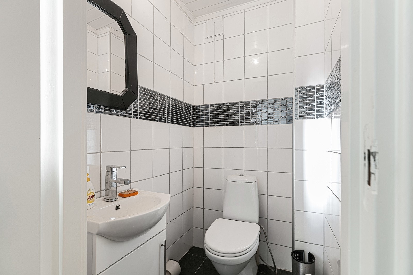 Flislagt wc/med enkel vask i innredning. Galleribilde