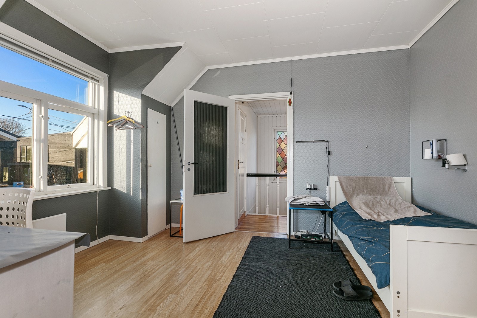 Soverom med store vinduer som gir mye lys inn. Galleribilde