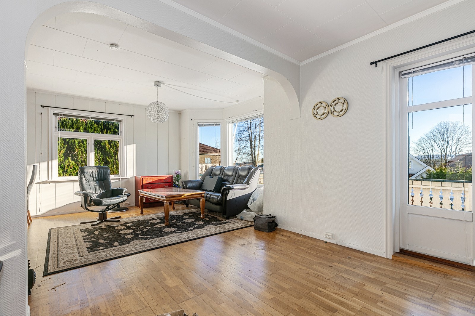 Stue innredet i lyse farger og med utgang til terrassen. Galleribilde