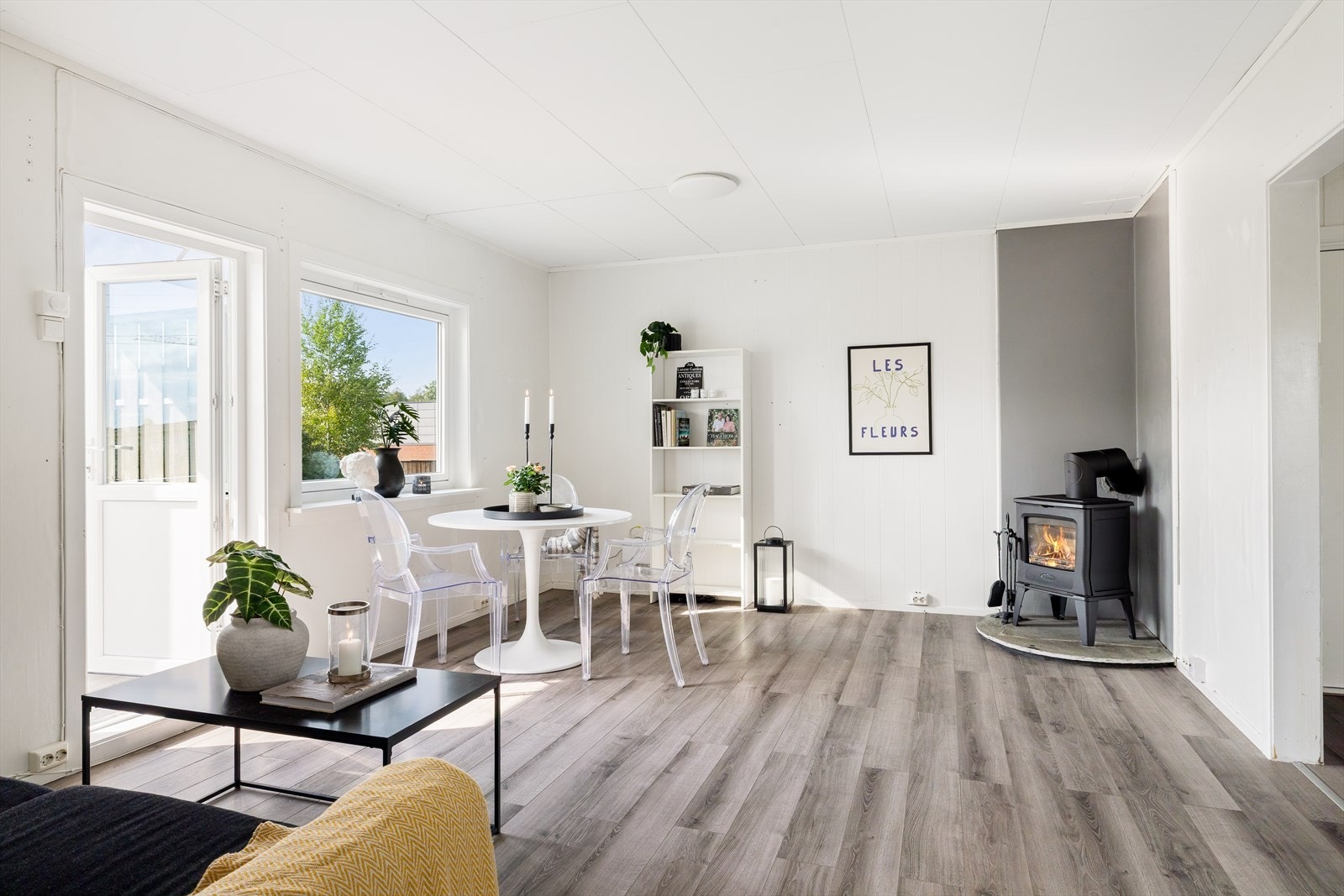 Romslig stue med god plass både til spisebord og sofagruppe. Galleribilde