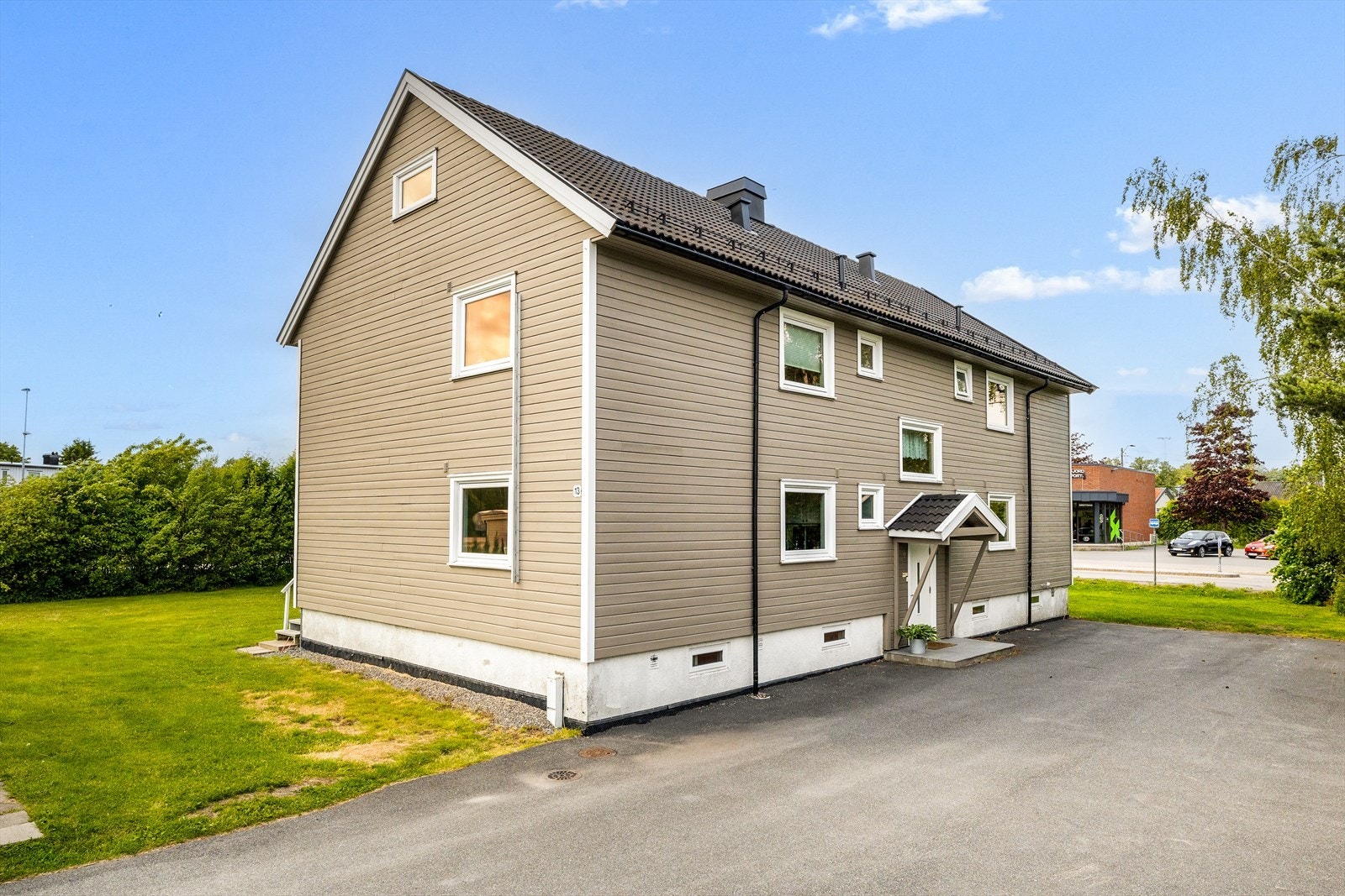 Gode parkeringsmuligheter i asfaltert gårdsplass. Galleribilde