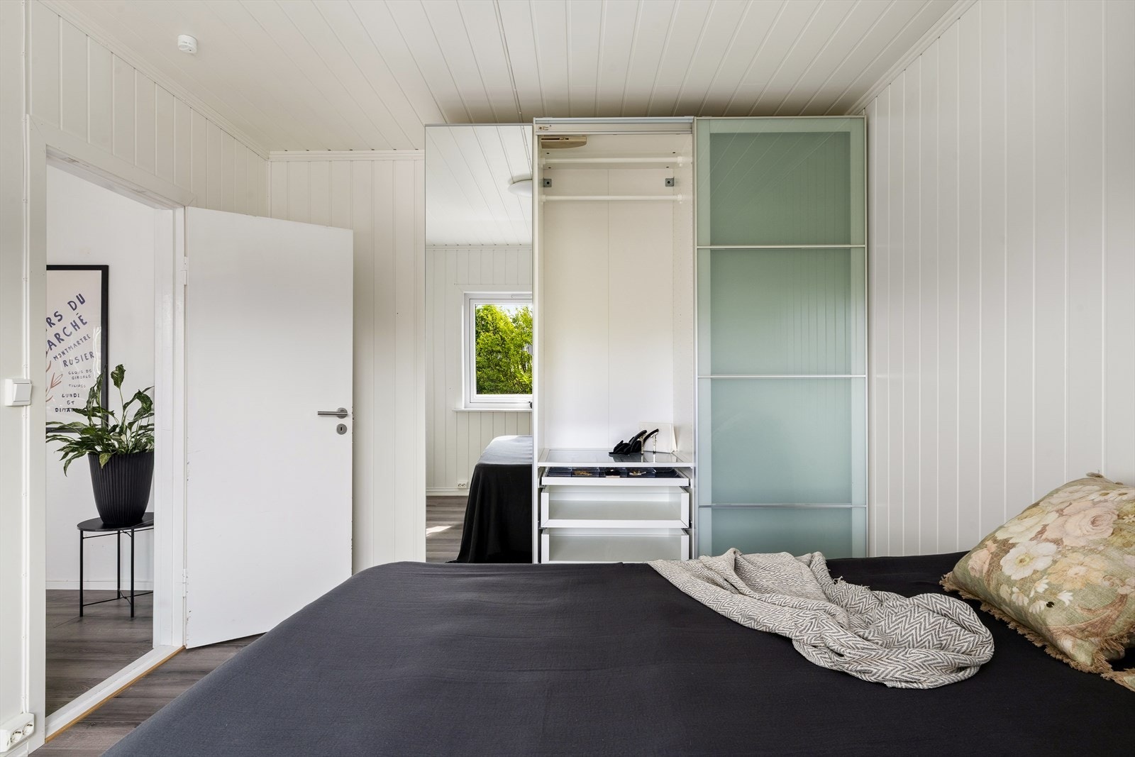 Praktisk skyvedørsgarderobe. Galleribilde