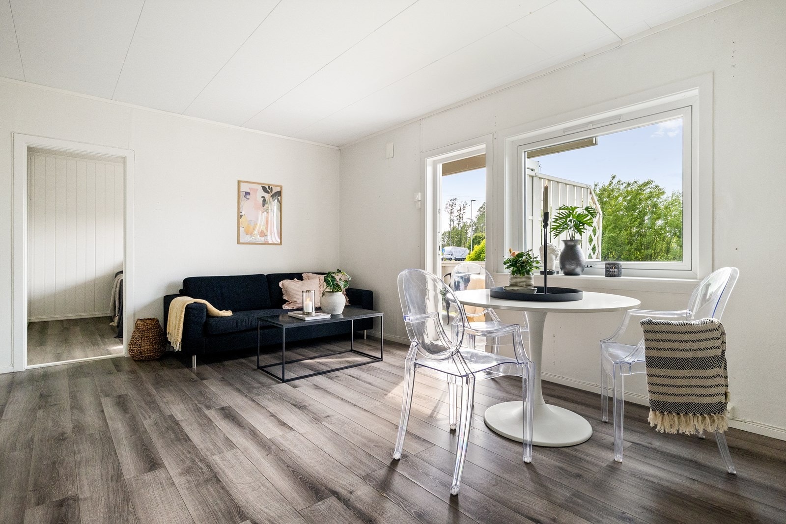 Romslig stue med god plass både til spisebord og sofagruppe. Galleribilde