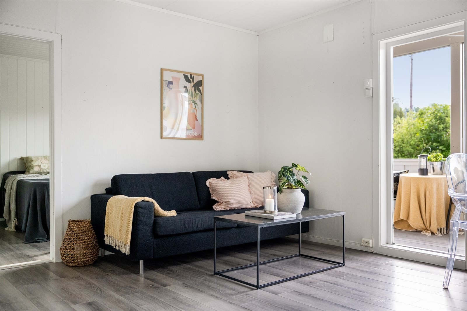 Utgang til solrik veranda. Galleribilde