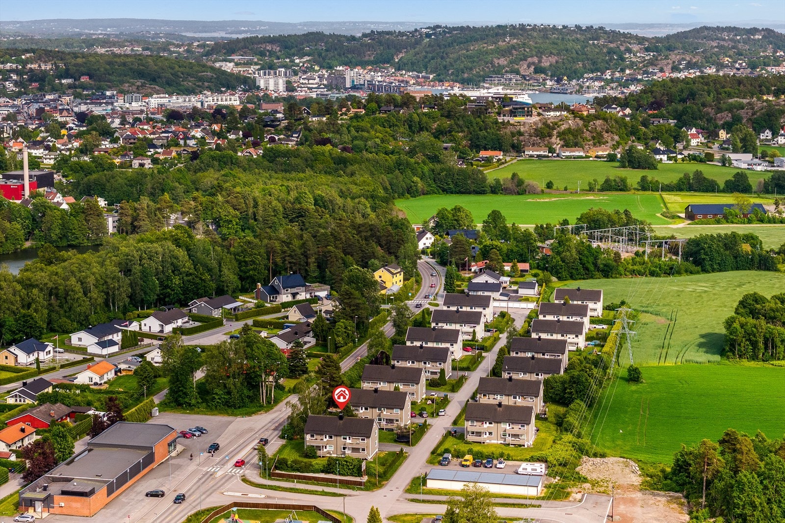 Meget sentralt med Bugårdsparken som nærmeste nabo. Ganske nære sentrum også Galleribilde