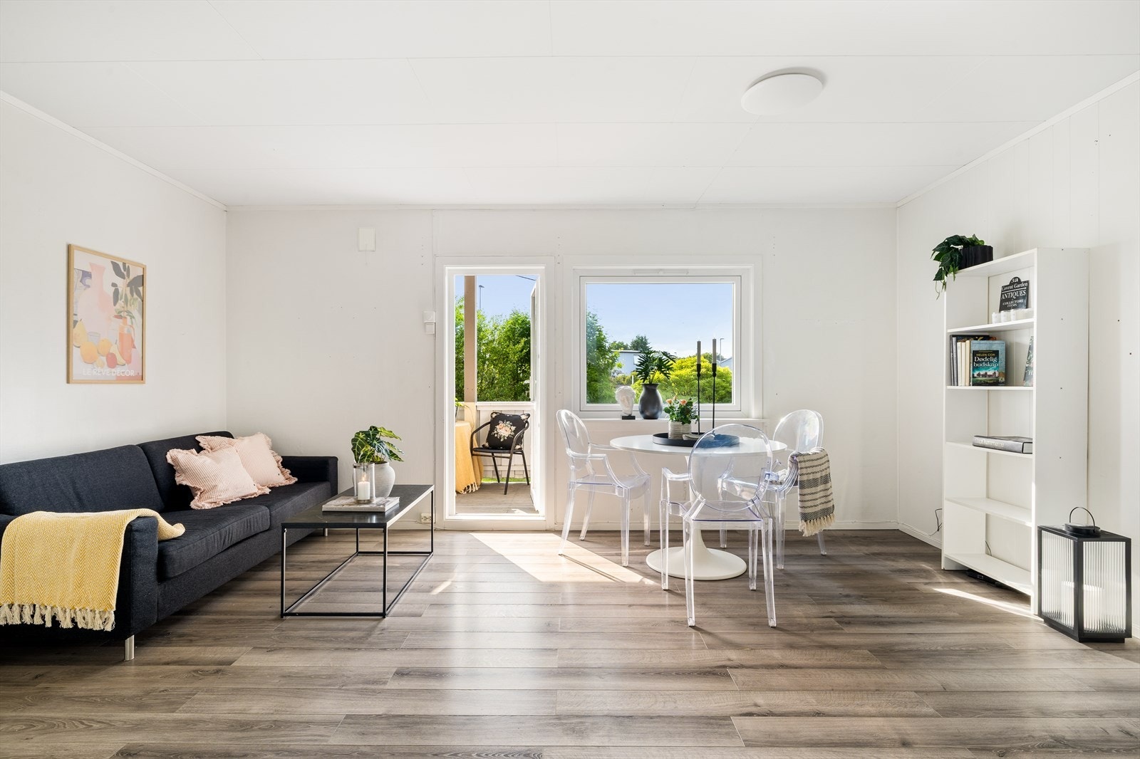 Romslig stue med god plass både til spisebord og sofagruppe. Galleribilde