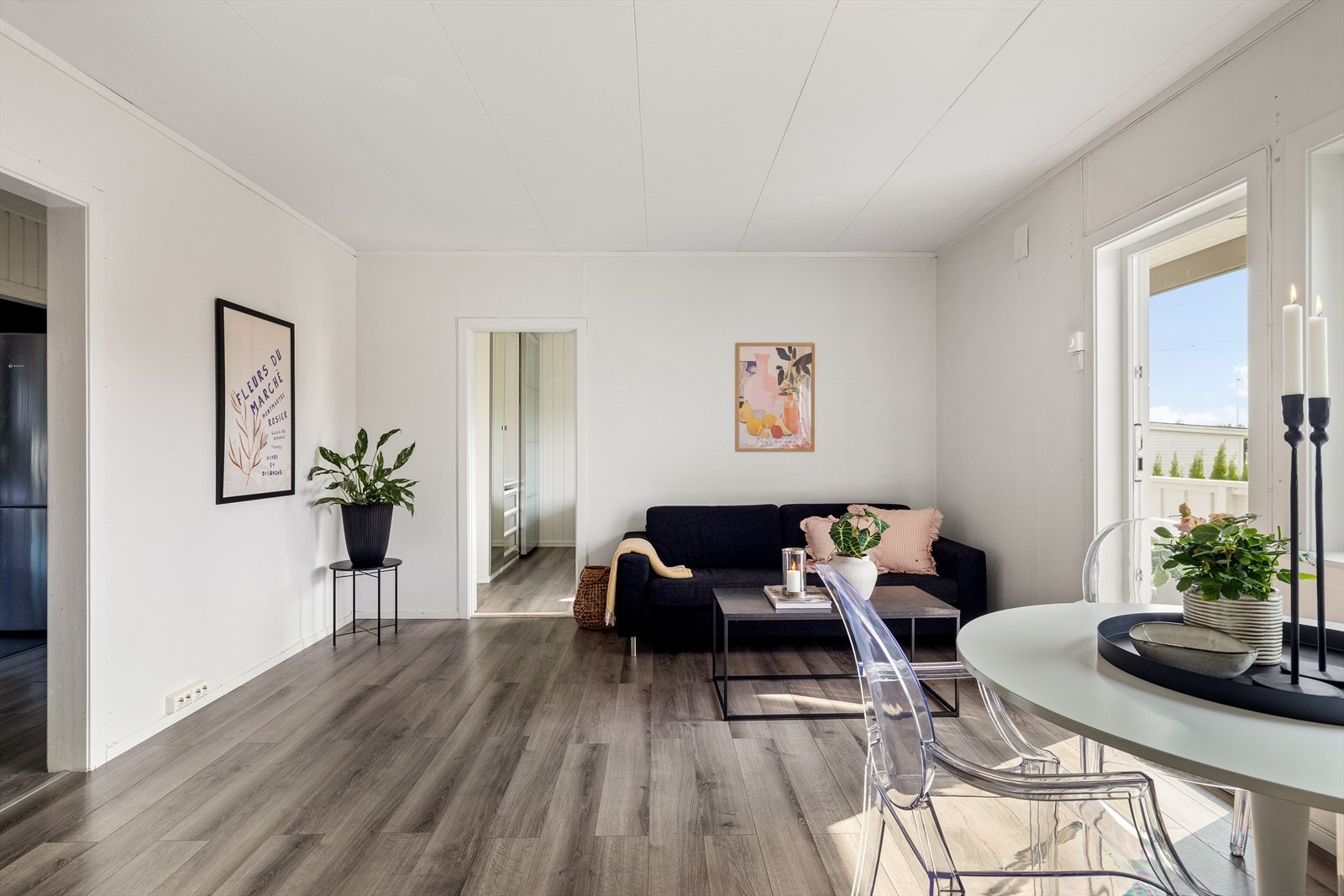 Romslig stue med god plass både til spisebord og sofagruppe. Galleribilde
