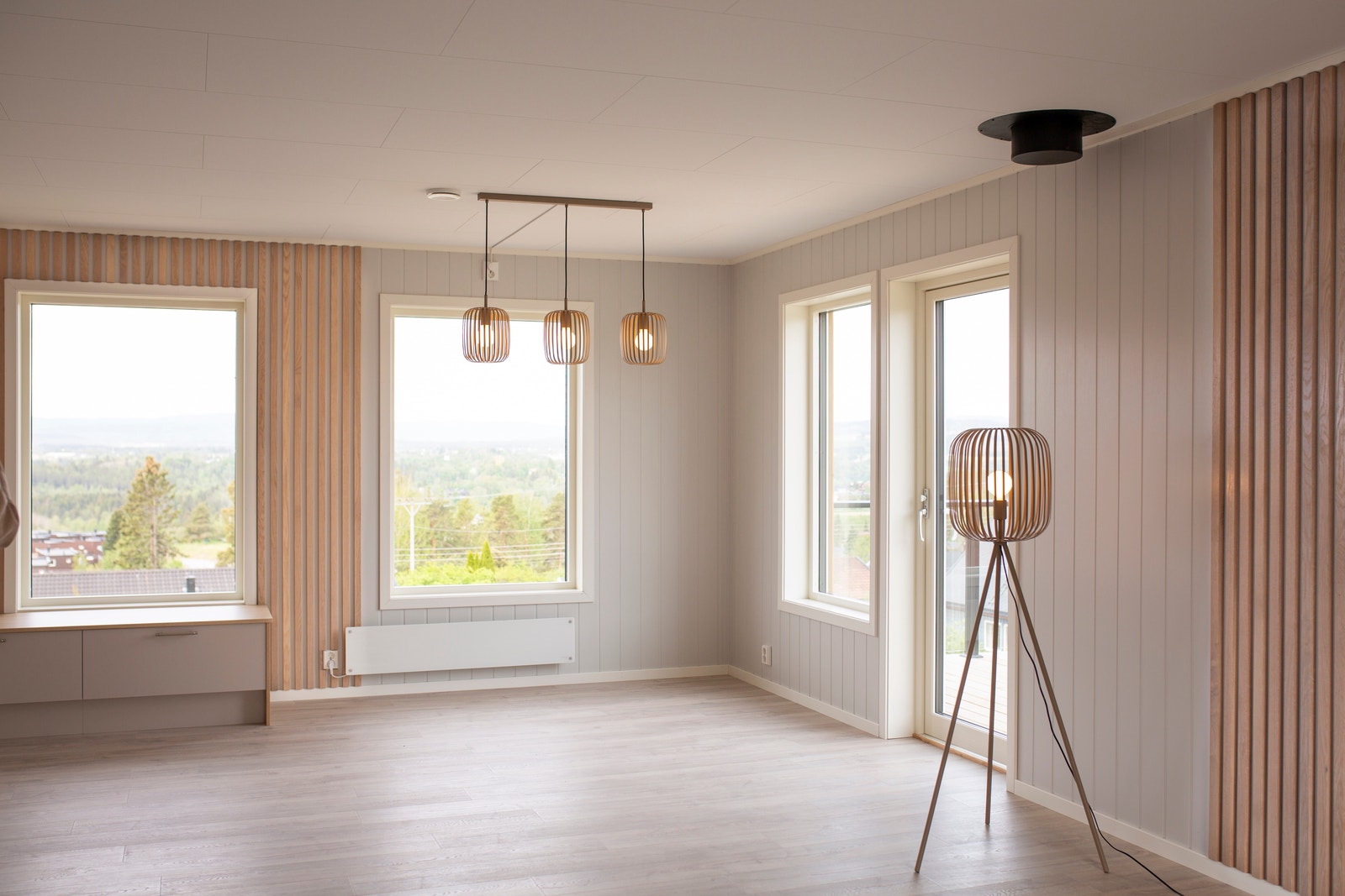 Lys og trivelig stue med komfortabel sofa, smart-TV og store vinduer som gir godt lysinnslipp. Galleribilde