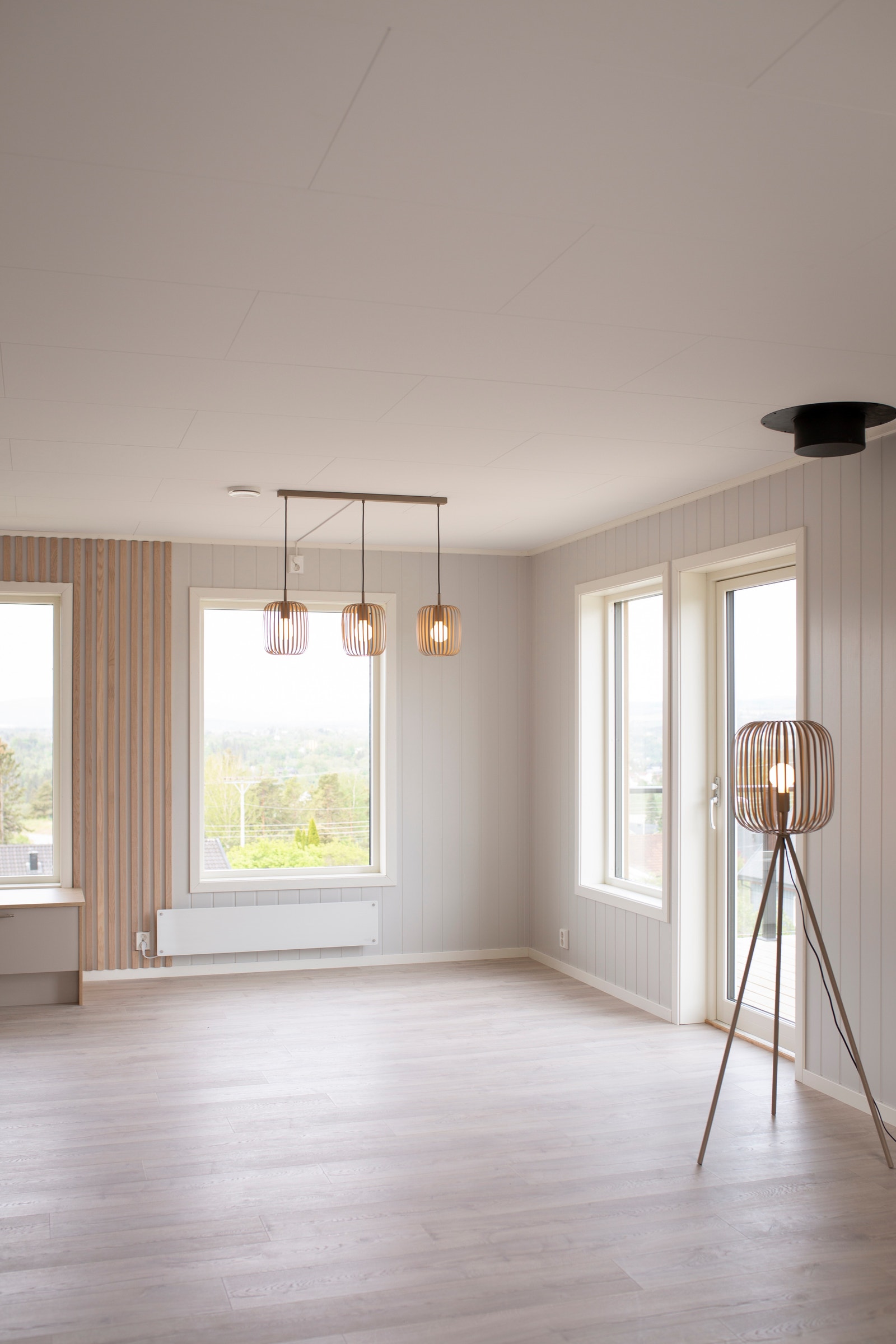 Lys og trivelig stue med komfortabel sofa, smart-TV og store vinduer som gir godt lysinnslipp. Galleribilde