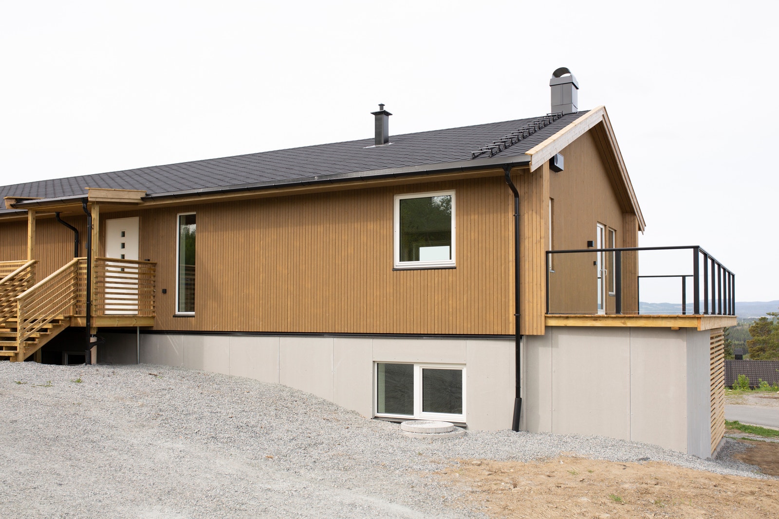 Styrikroken 8A. Inngangsparti på baksiden. Boligen har fantastisk utsikt utover Eidsvoll. Galleribilde