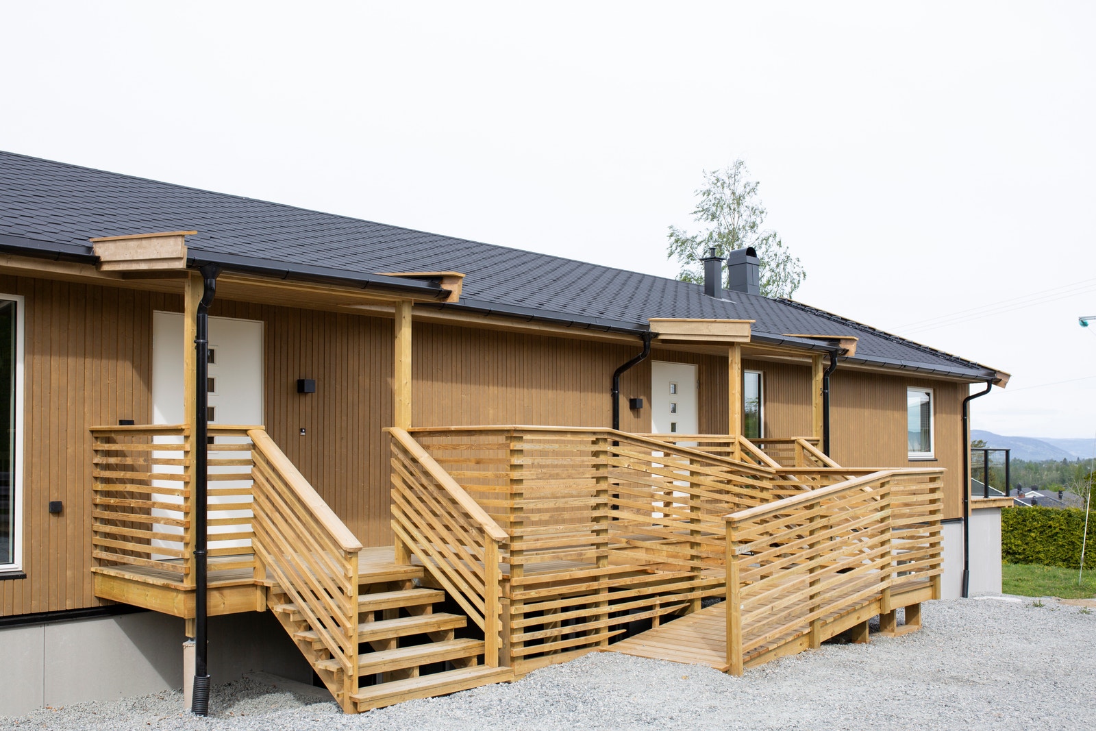 Boligen har universell utforming, med rullestolrampe ved inngangsparti. Ekstra store døråpninger og ekstra store bad. Galleribilde