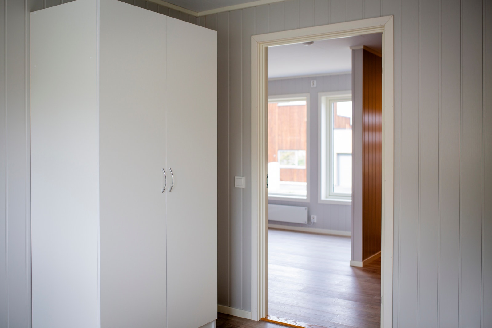 Alle soverom har garderobeskap, to enkeltsenger som kan settes sammen til dobbeltseng, pult og arbeidsstol. Galleribilde